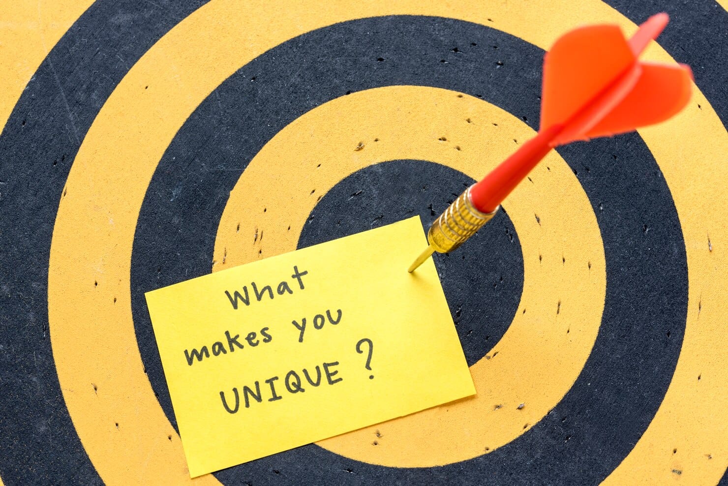 Como o marketing de propósito fortalece o branding e aumenta relevância Massagem que o faz original sobre o fundo do dartboard