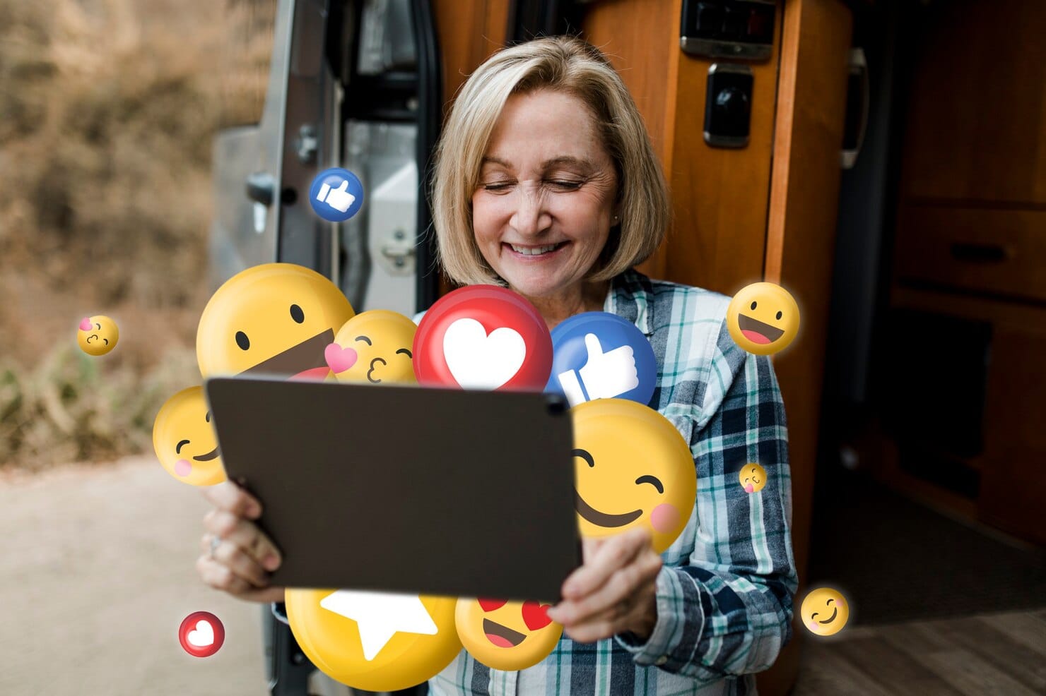 O poder das comunidades de marca no crescimento empresarial Último homem curtindo navegação nas redes sociais no tablet