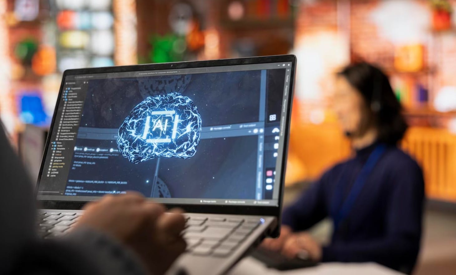 Trabalhador de call center usando tecnologia de IA em laptop para responder a clientes em close-up