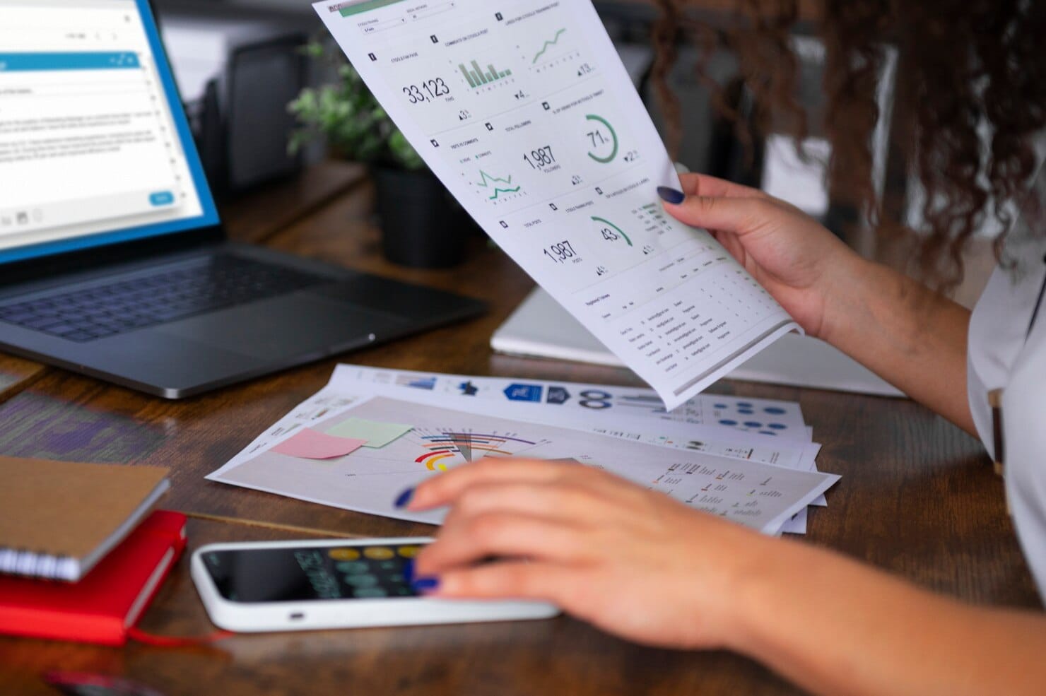 Atribuição de marketing em 2026: como enxergar além do último clique 1 Vista lateral mulher trabalhando como economista
