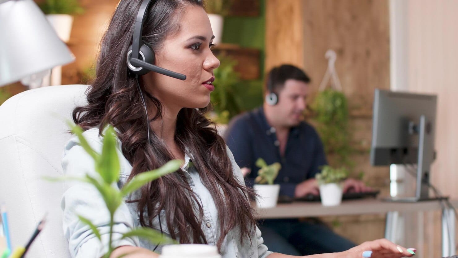 Jovem apoia a mulher do cliente falando no microfone do fone de ouvido