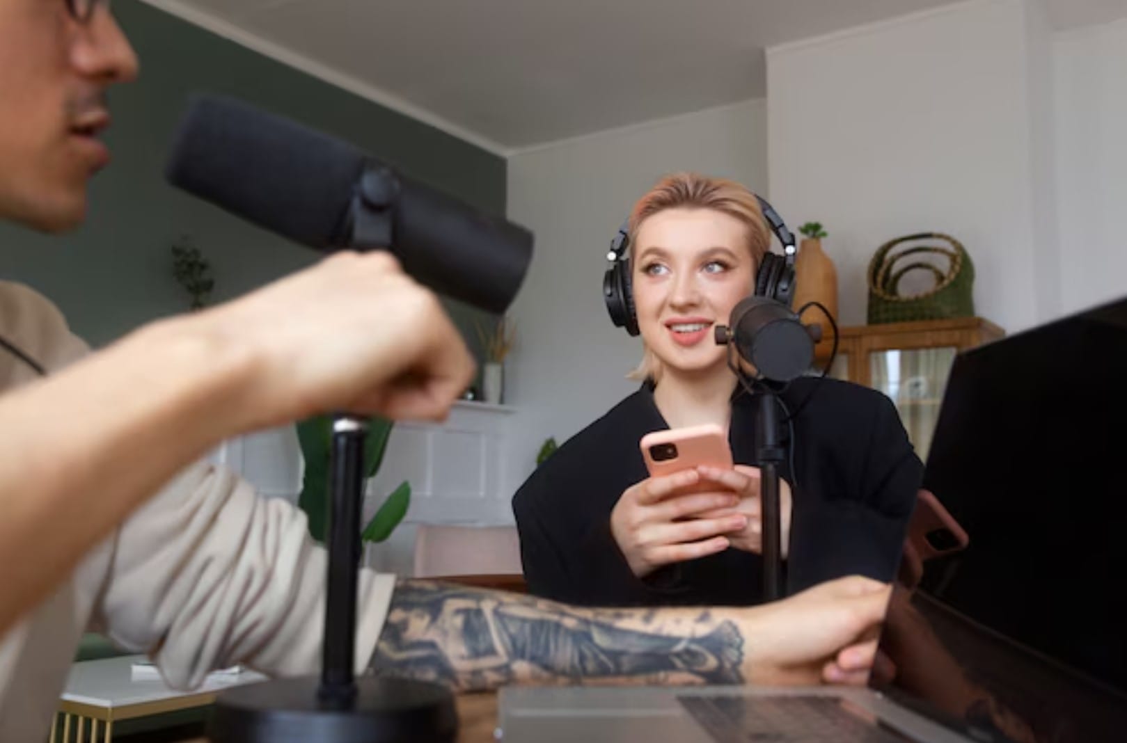 Pessoas de baixo ângulo gravando podcast

