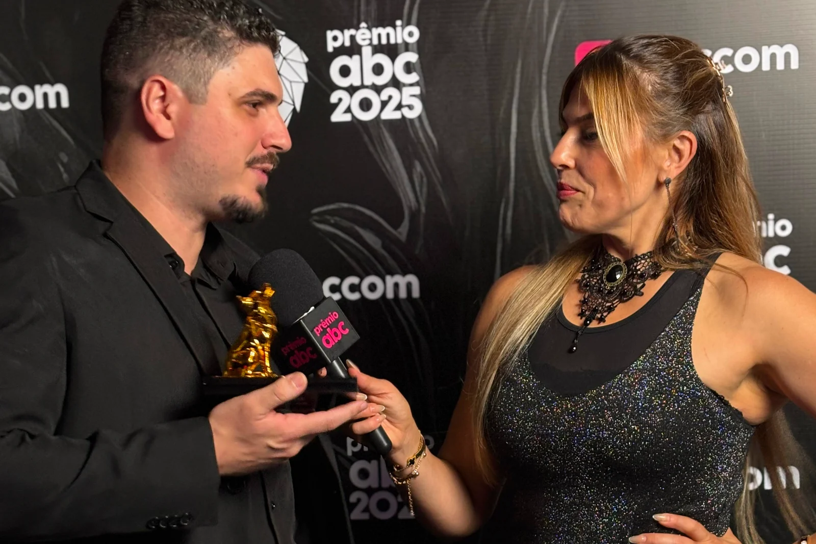 Equipe CMLO recebendo premiação ABC da Comunicação 2025