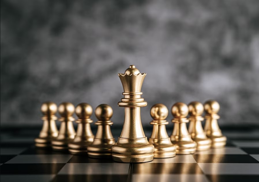 xadrez de ouro no jogo de tabuleiro de xadrez para o conceito de liderança de metáfora de negócios