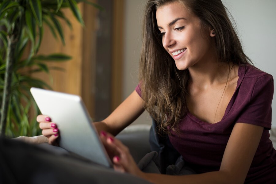 Mulher jovem feliz com tablet digital