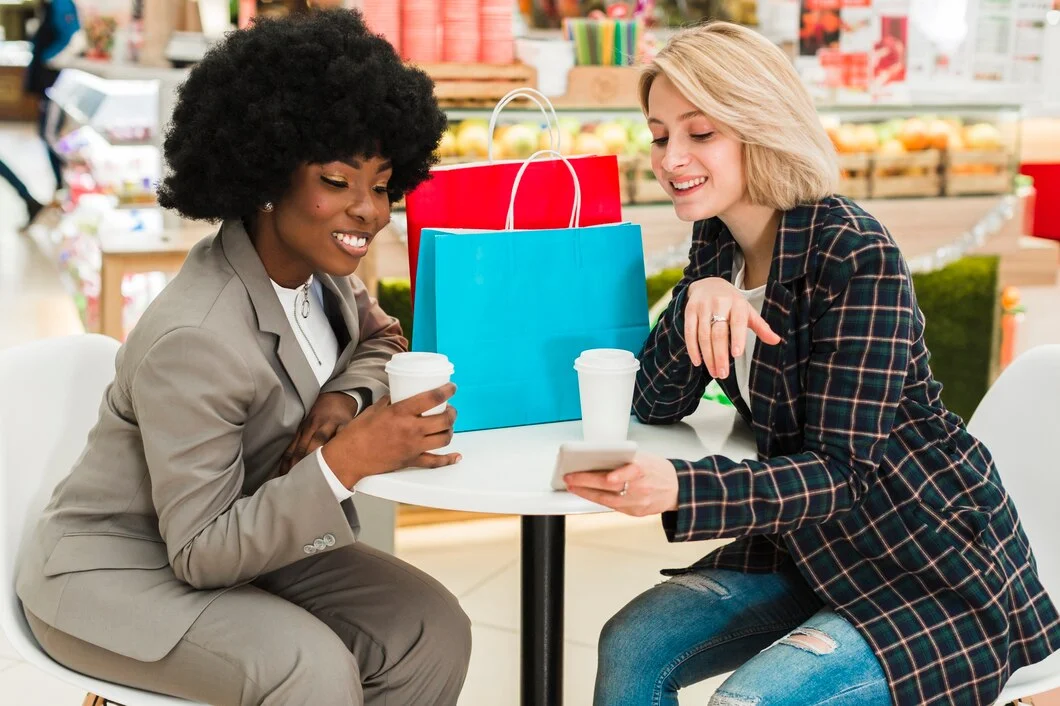Conexões que Valem Ouro: Marketing de Relacionamento 2 Mulher mostrando algo para sua amiga no telefone