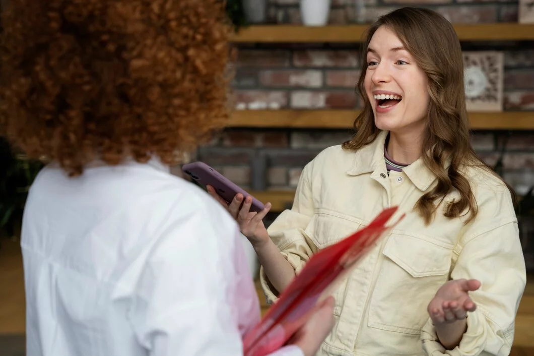 Conexões que Valem Ouro: Marketing de Relacionamento 1 Pessoas de coworking trabalhando juntas