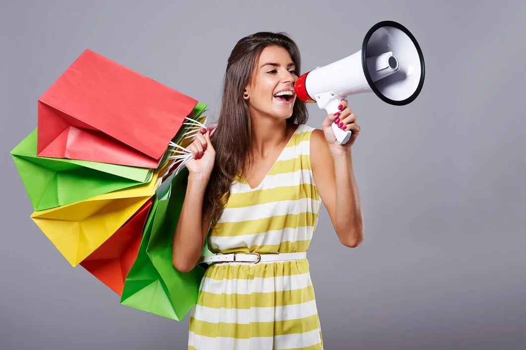 Stages of the marketing funnel Close de mulher gritando no alto-falante
