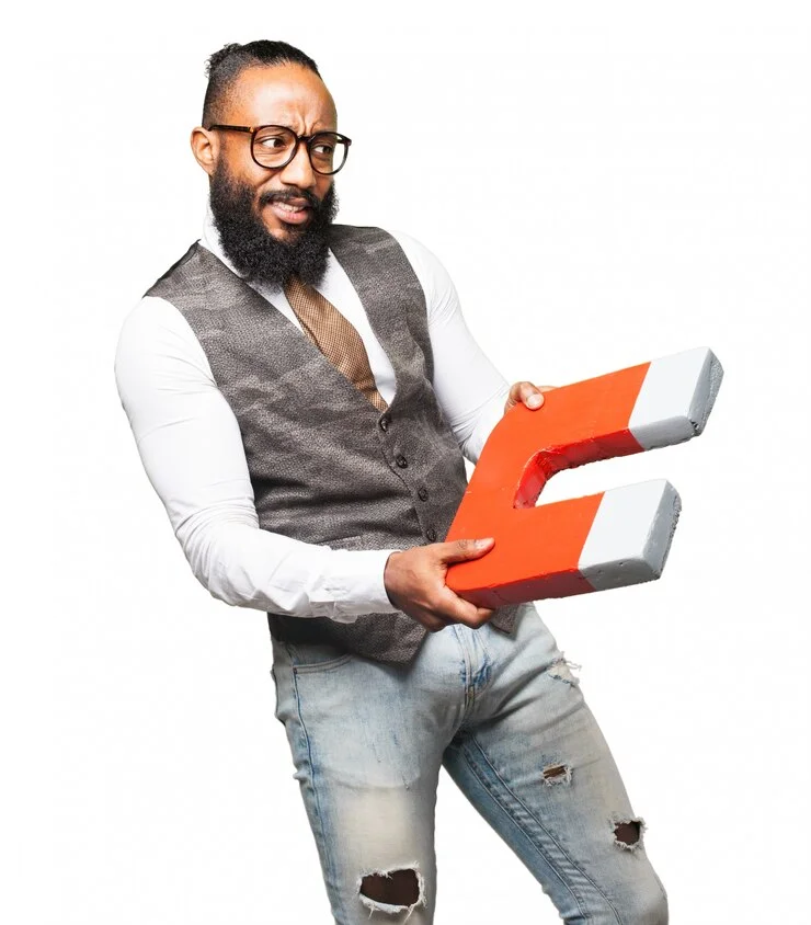 Inbound Marketing: attracting customers through relevant content Homem de sorriso com um ímã