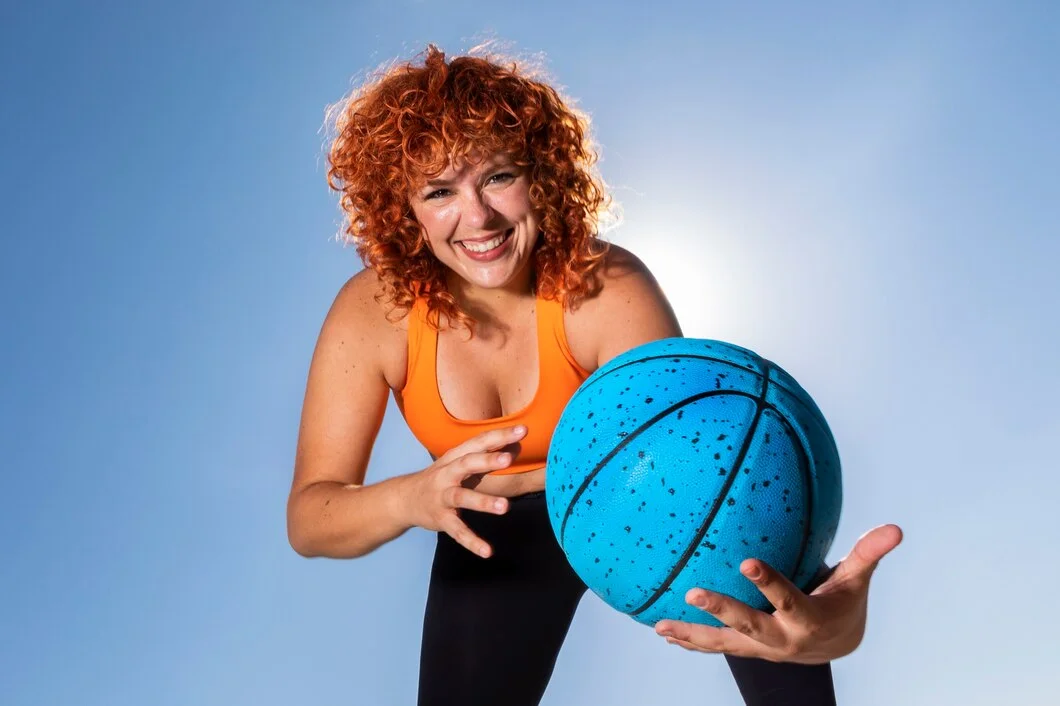 Key sports marketing strategies to connect brands and fans Vista inferior mulher segurando uma bola