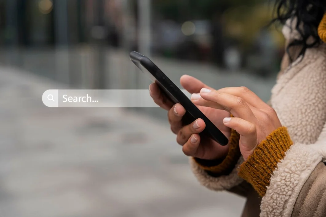 7 Estratégias De SEO Para Dominar O Ranking Google Conceito de página inicial com barra de pesquisa