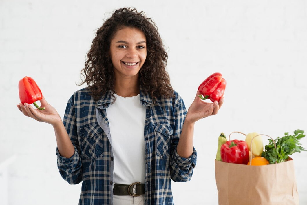 7 dicas de marketing para o setor de alimentos Casual mulher vestida segurando pimentão vermelho