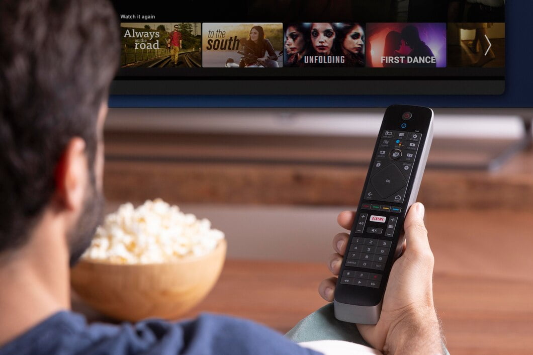 Como Vencer a Concorrência na Era das Assinaturas Digitais? Homem assistindo a um programa na tv