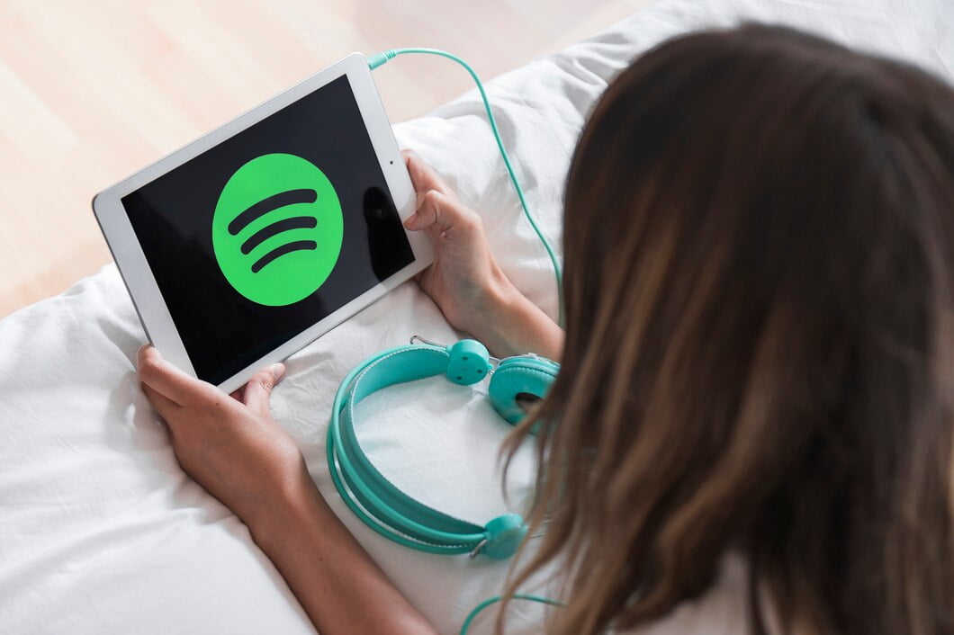 Assinaturas digitais e as gerações Z e Alpha Jovem, mulher, segurando, tabuleta, com, spotify, app
