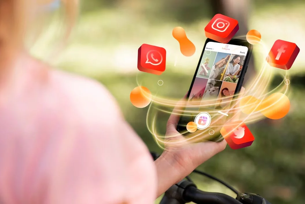 Principais estratégias para acompanhar a revolução da moda e beleza no Brasil Mão segurando o conceito de mídia social do smartphone