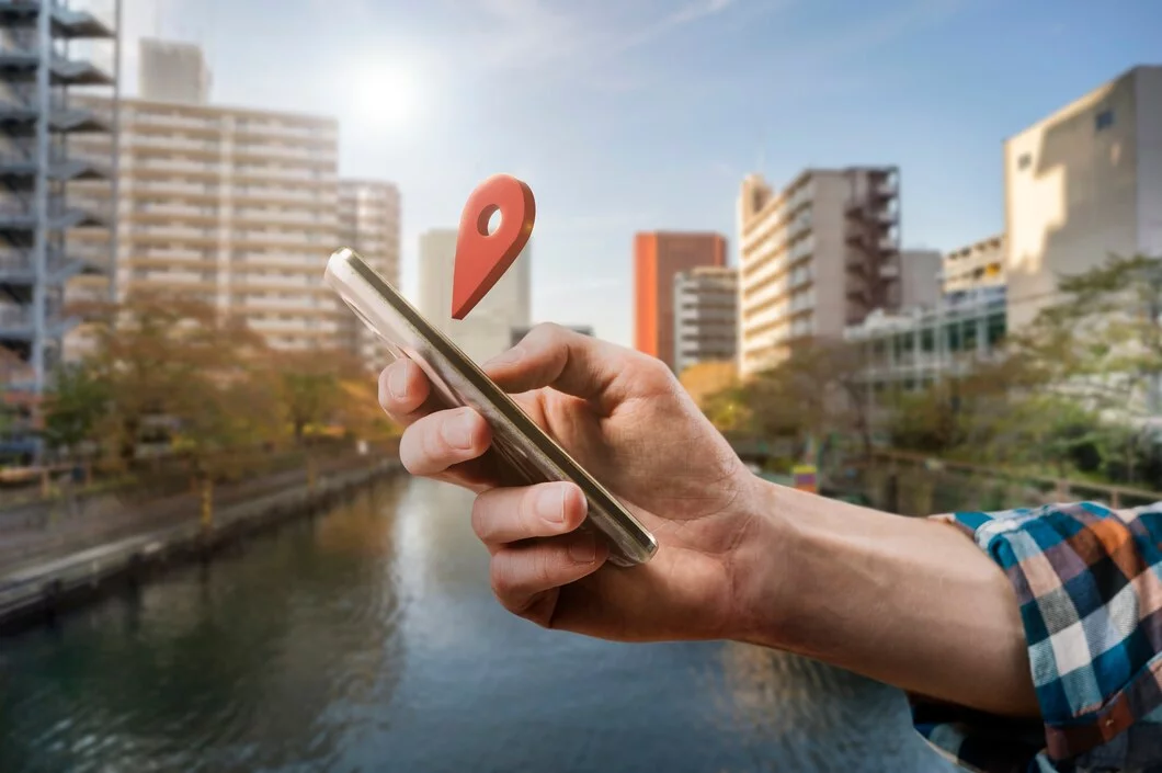 Marketing de Proximidade: Estratégias Locais Poderosas Vista lateral segurando o smartphone