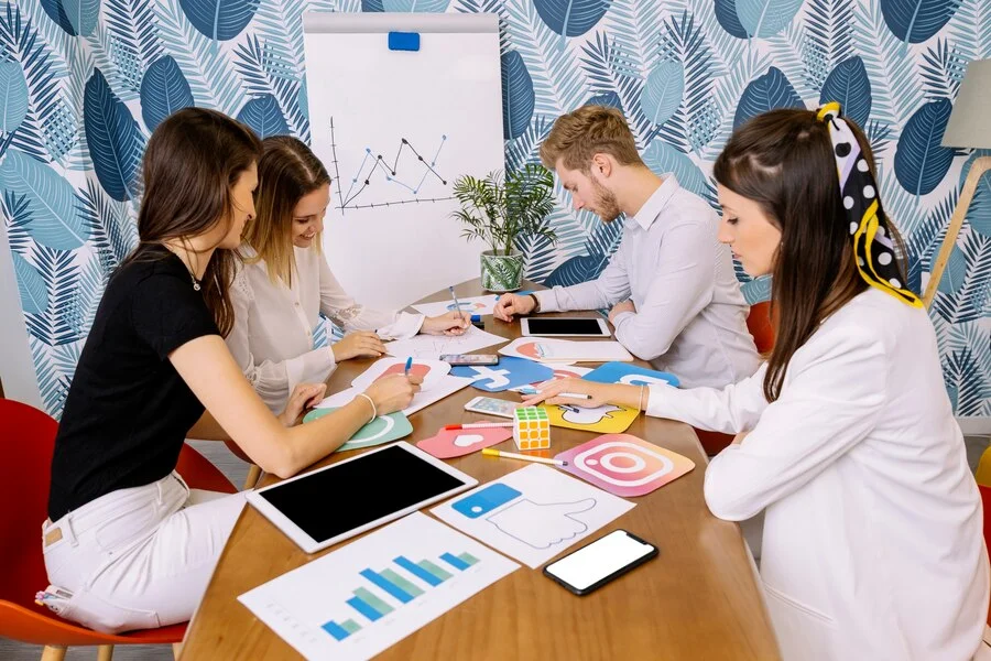 Como escolher a assessoria de marketing ideal para o seu negócio? Grupo, de, businesspeople, planejando, ligado, social, mídia, aplicação