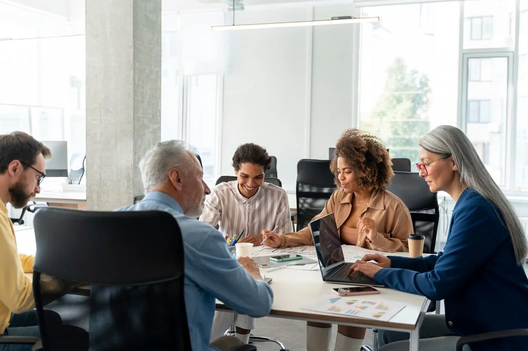 Como Melhorar a Comunicação Institucional da Sua Empresa? Pessoas que trabalham em equipe