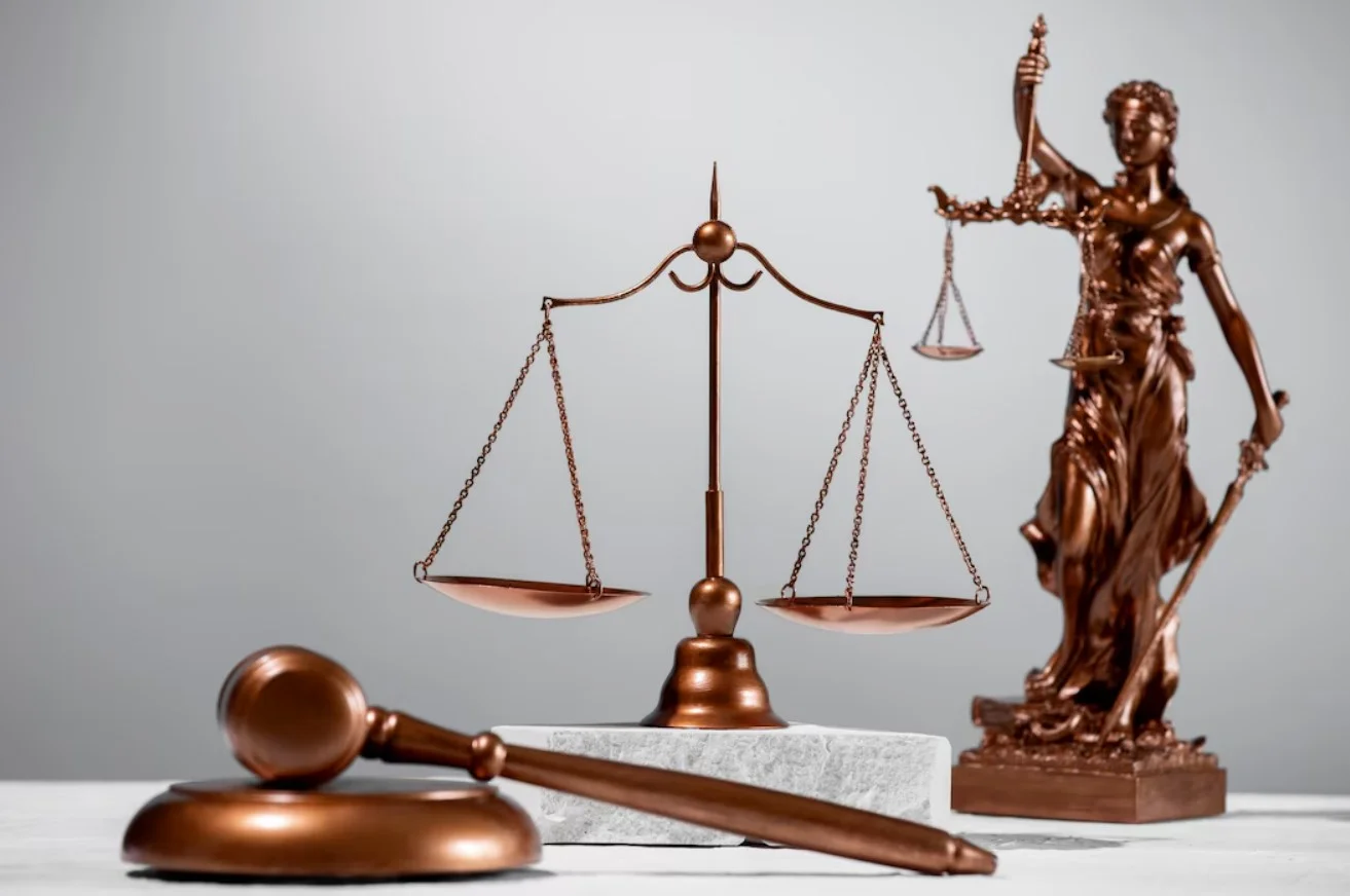 5 dicas para criar uma presença online para seu escritório de advocacia Natureza morta com a balança da justiça