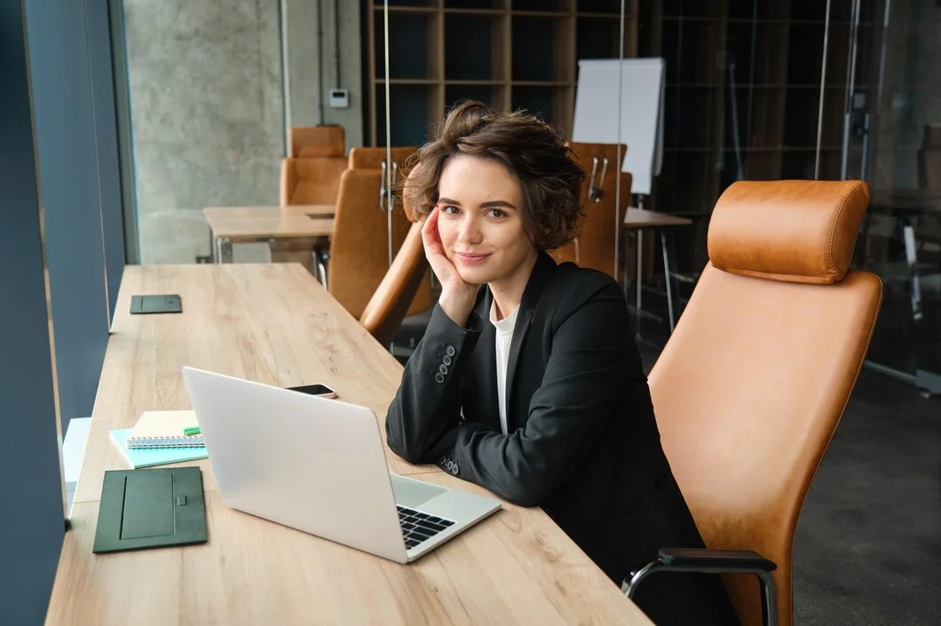 Como Criar uma Presença Online para Seu Escritório de Advocacia Jovem empresária trabalhando em seu escritório usando laptop