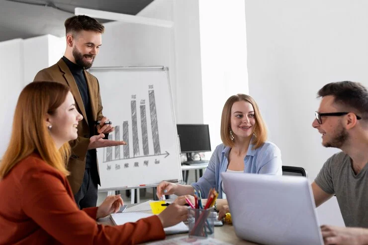 Marketing e vendas: a importância de uma estratégia unificada Colegas de trabalho em reunião de trabalho