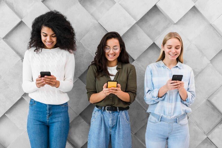 Oportunidades dos micro-momentos Mulheres sorridentes usando celulares