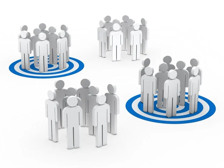 Como a análise de dados transforma a personalização de marketing? Bonecas de pano cinzento em alvos