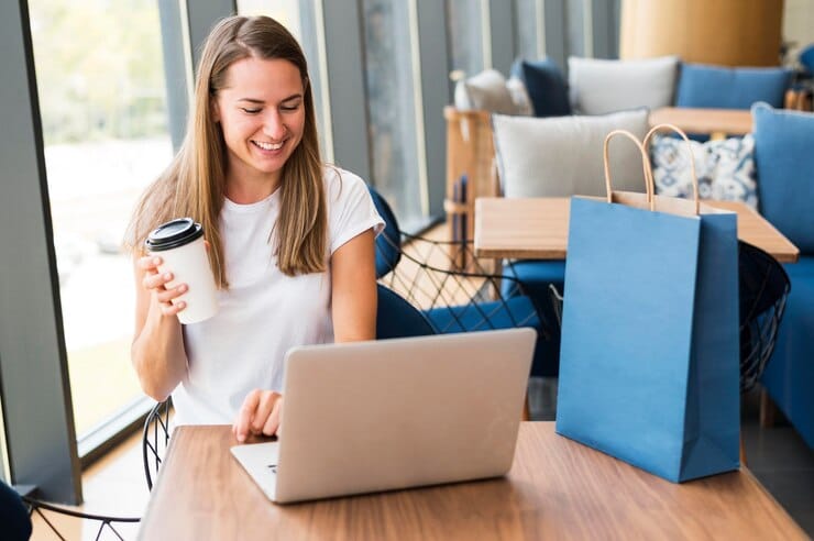 Concierge Commerce: Personalização e Exclusividade nas Vendas Mulher jovem e bonita trabalhando em um laptop