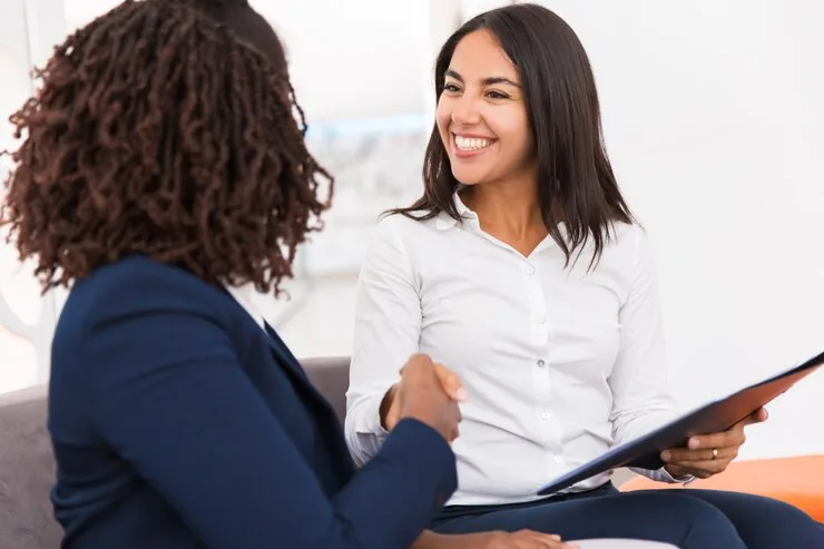 Como adequar o conteúdo em vídeo à jornada do consumidor? 1 Parceiros de negócios diversos felizes fechando acordo