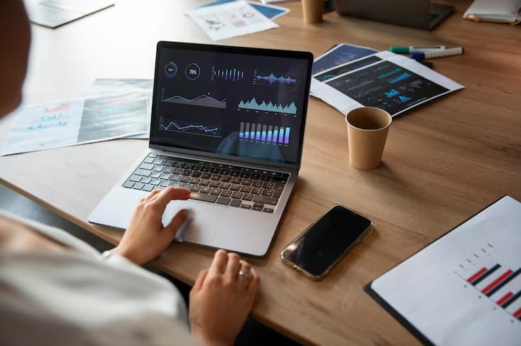 O papel da análise de dados na personalização de marketing Trabalhadores de escritório usando gráficos de finanças