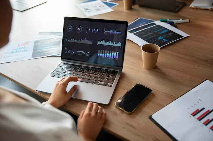 O papel da análise de dados na personalização de marketing Trabalhadores de escritório usando gráficos de finanças