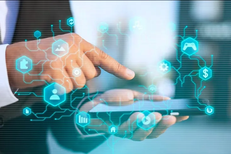 Maturidade Digital: Estratégias para Transformação Empresarial Feche a mão segurando o smartphone
