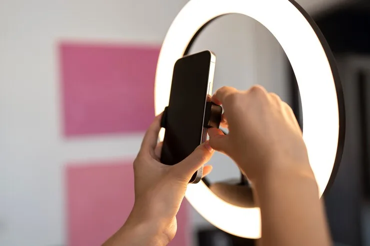 O Que Você Precisa Saber sobre o Threads do Instagram 1 Mãos de vista lateral segurando smartphone