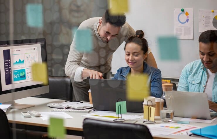 Por Que Contratar uma Assessoria de Marketing? Laboratório de informática moderno e equipado