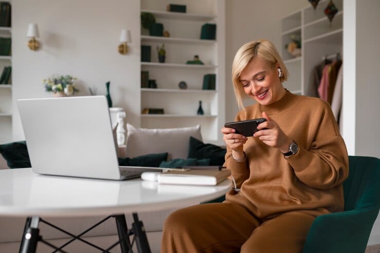 Gamificação para engajamento e fidelização Vista lateral mulher brincando com seu telefone