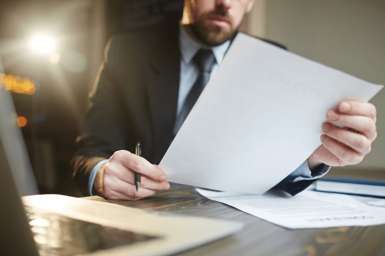 Legal Design: Unindo Direito e Design para Melhorar Processos Empresário trabalhando com documentação na mesa