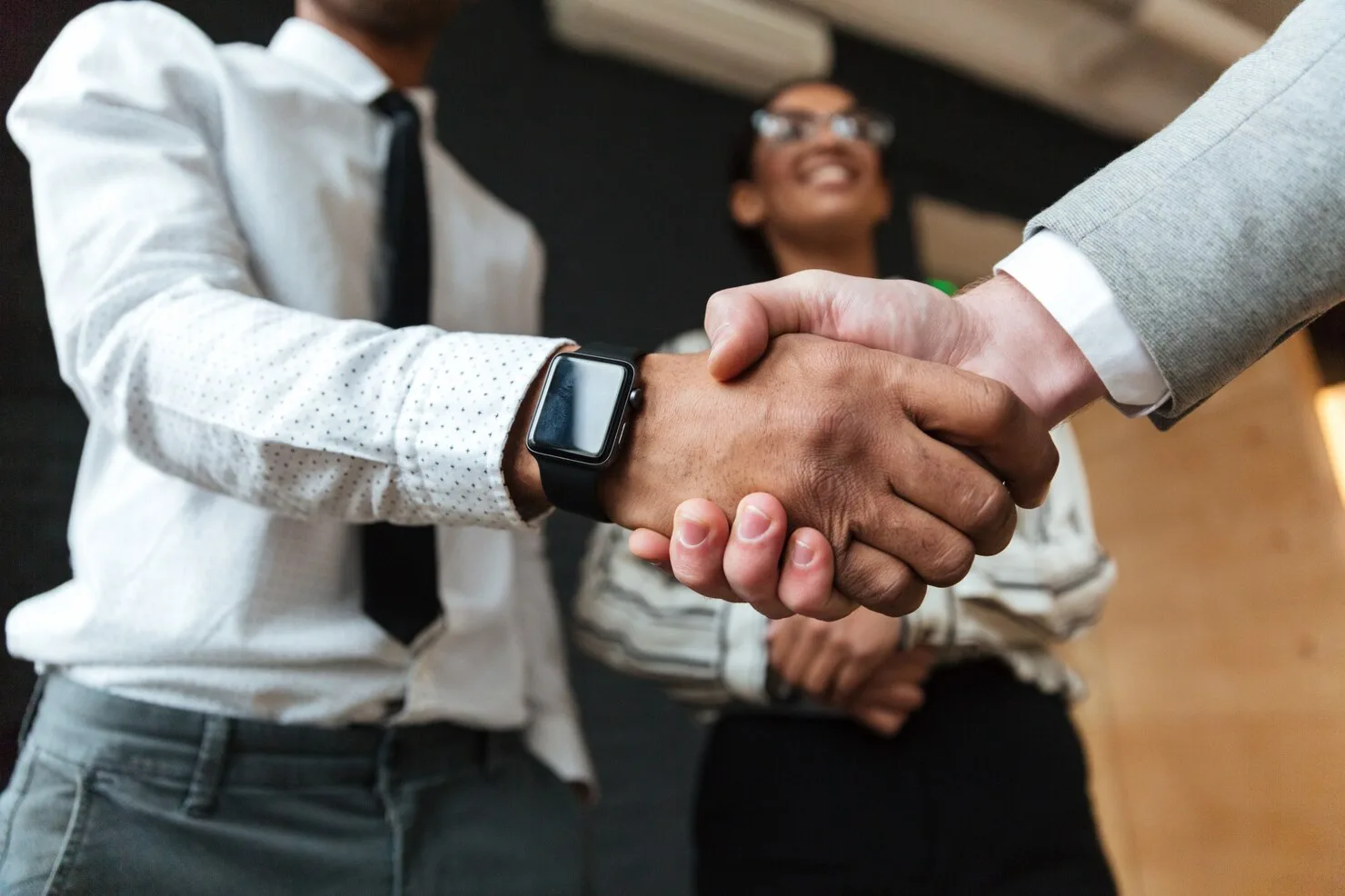 Marketing e Vendas: A Aliança que Impulsiona Resultados Aperto de mão de empresários