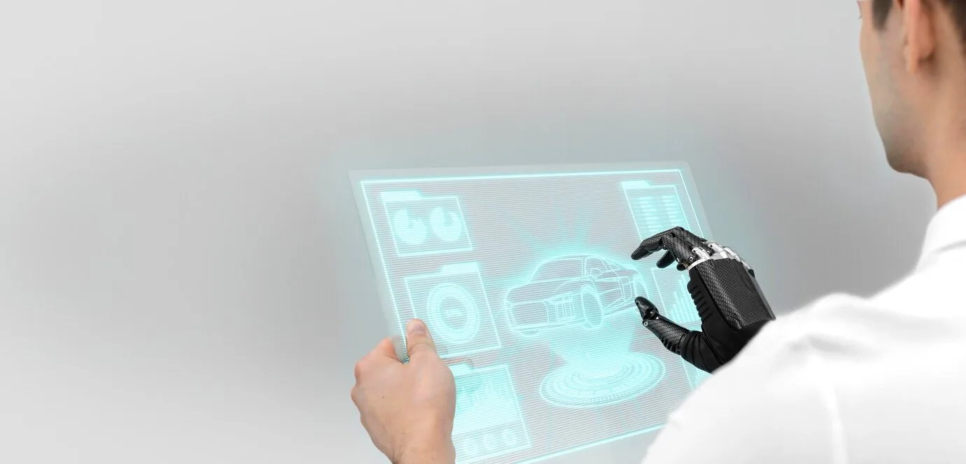 Aplicações atuais e impactos na saúde e na mobilidade Homem próximo com tela tecnológica