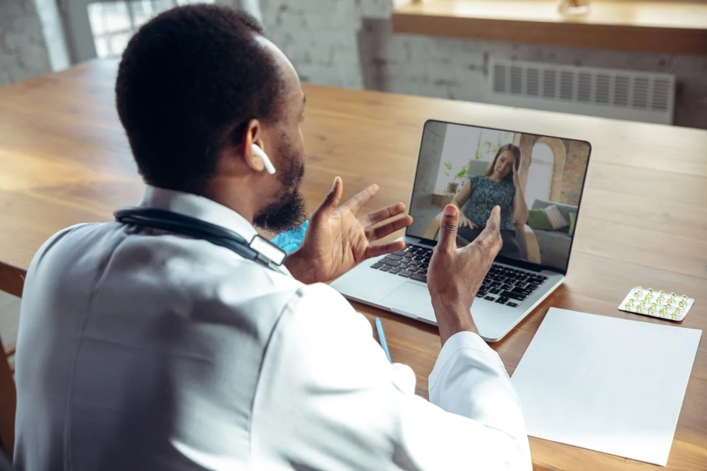 7 dicas para melhorar o engajamento e a fidelização do paciente Médico, aconselhando o paciente on-line com laptop