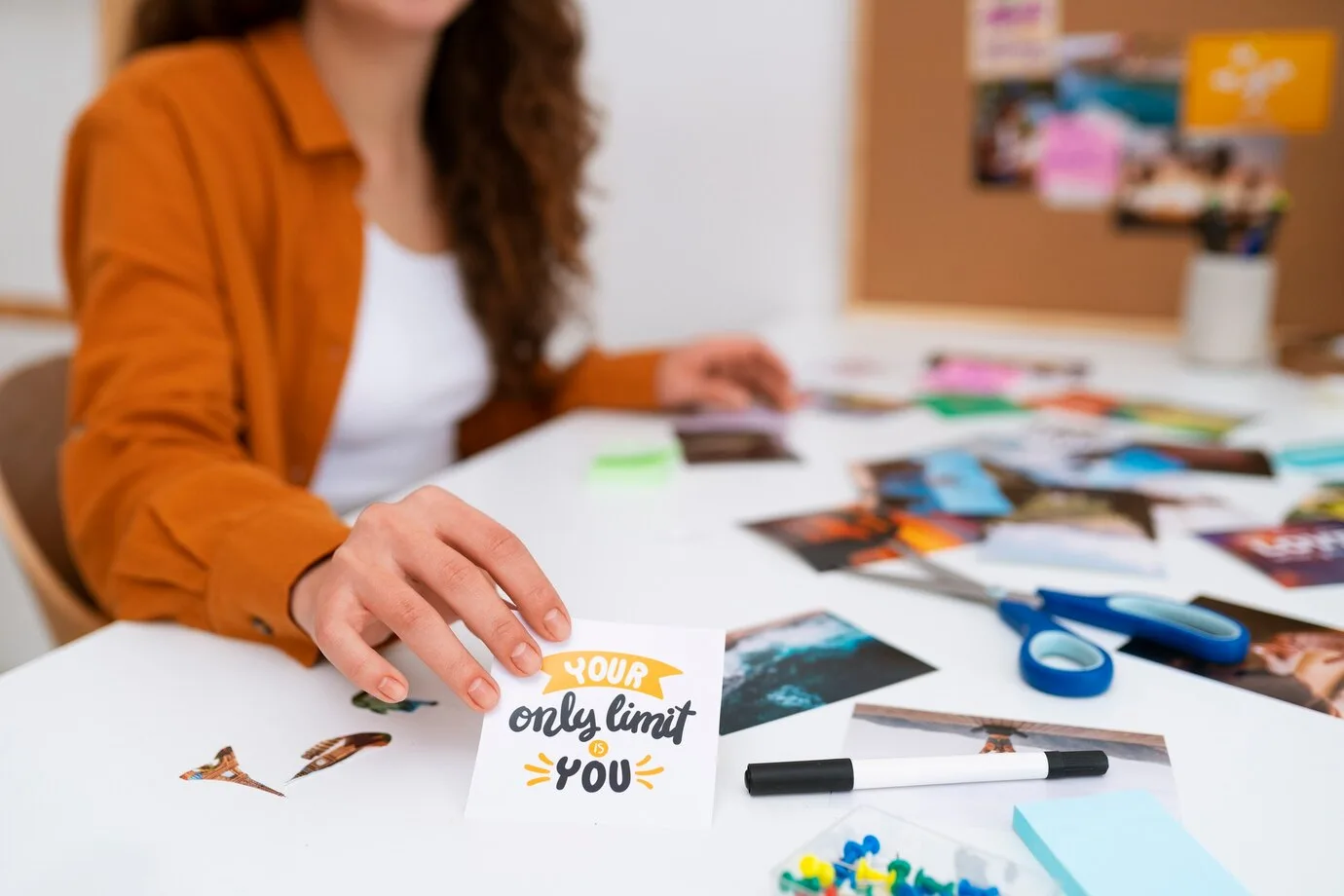 Personal Branding: Como Transformar Seu Nome em Marca Mulher criando visão inspiradora do lado do quadro de visão