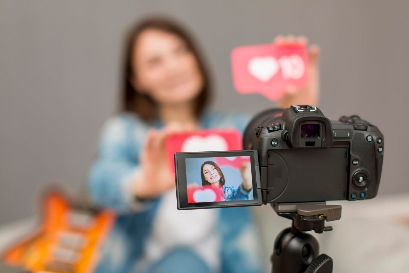 Como Viralizar Nas Redes? 10 Estratégias de Viralização que Funcionam Câmera de close-up no blogger de gravação de tripé