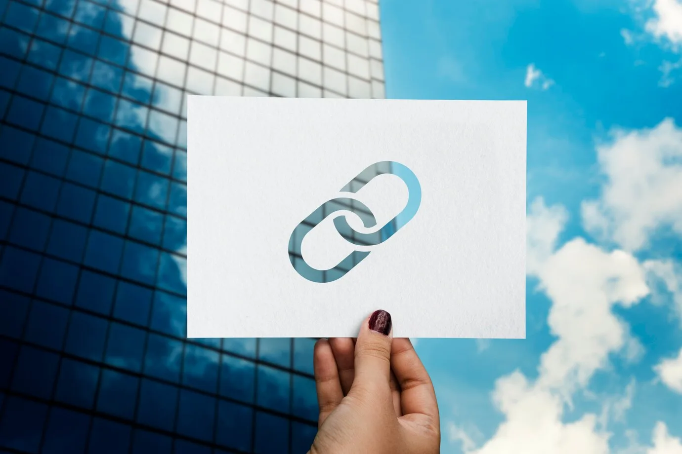 Backlinks de Qualidade: Estratégias que Geram Tráfego Papel perfurado de link corporativo conectado