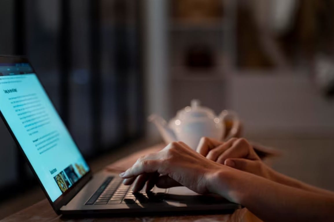 Como Usar IA para Melhorar seu Marketing de Conteúdo Close na pessoa trabalhando em casa à noite