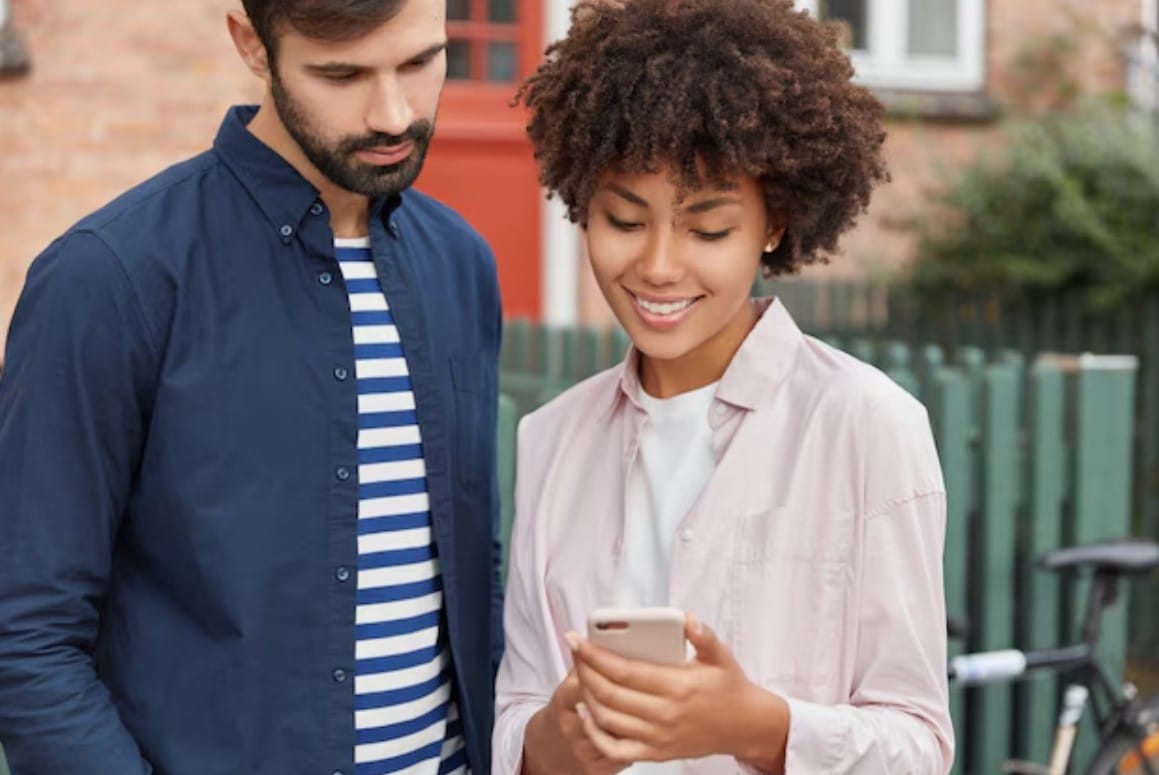 Passos para implementar a transparência digital Imagem de amigos diversos e felizes