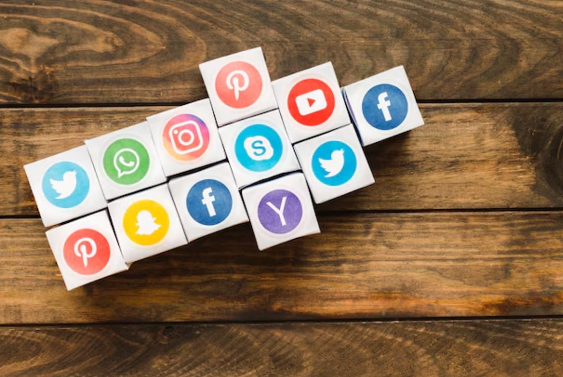 10 estratégias de marketing para marcas globais conquistarem o Brasil Flecha feita com caixas de ícones de mídia social