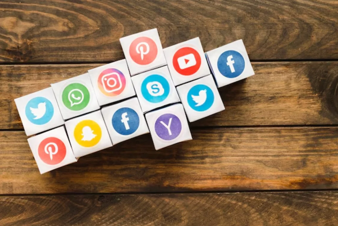 10 estratégias de marketing para marcas globais conquistarem o Brasil Flecha feita com caixas de ícones de mídia social
