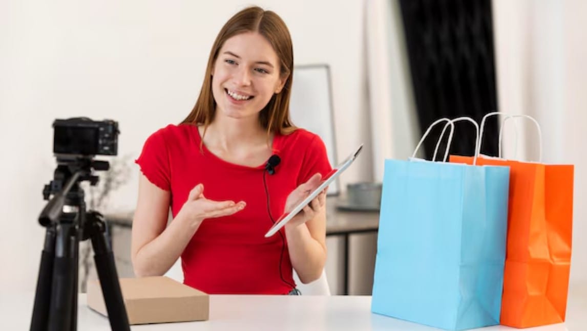 Live commerce: a mistura de vendas e entretenimento Jovem blogueiro unboxing compras na câmera