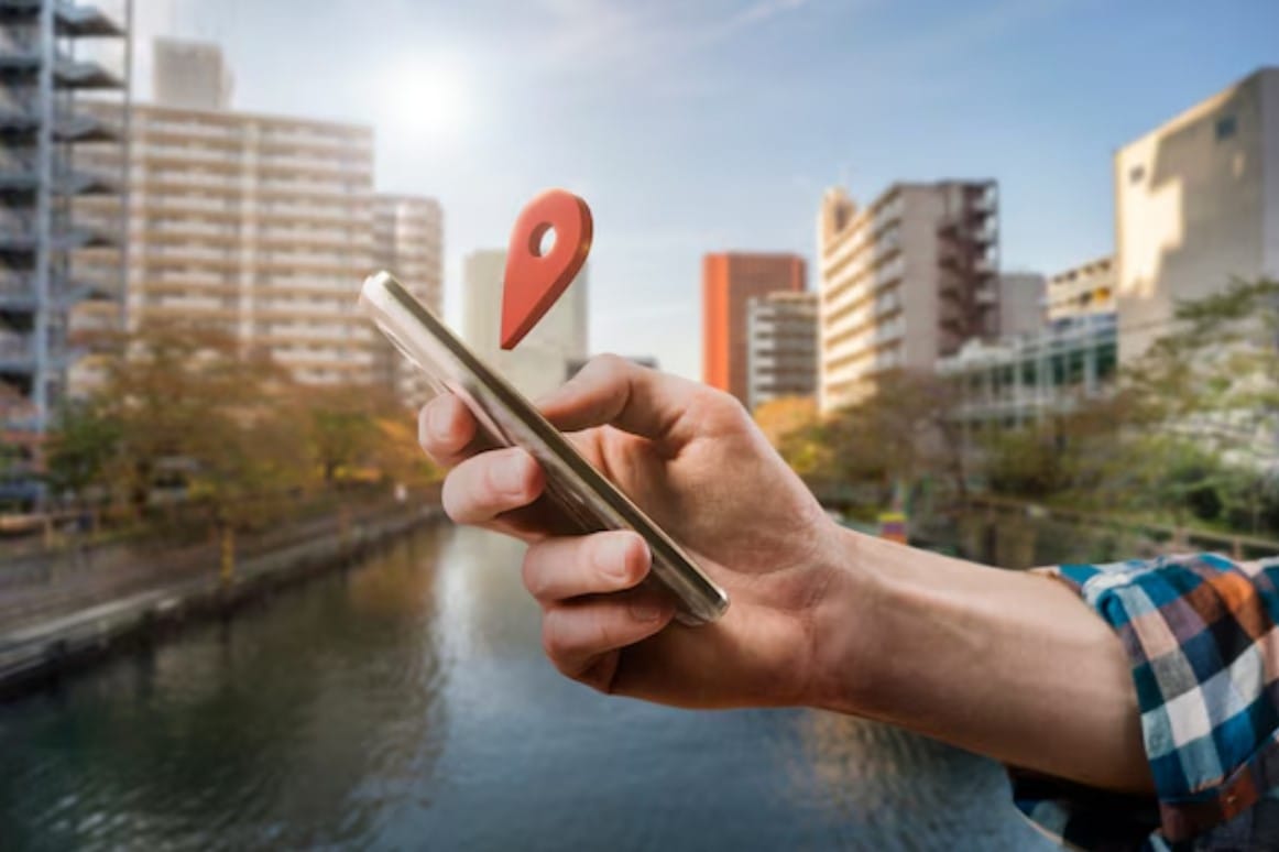 Estratégias para otimizar sua loja para pesquisa por voz Vista lateral segurando o smartphone