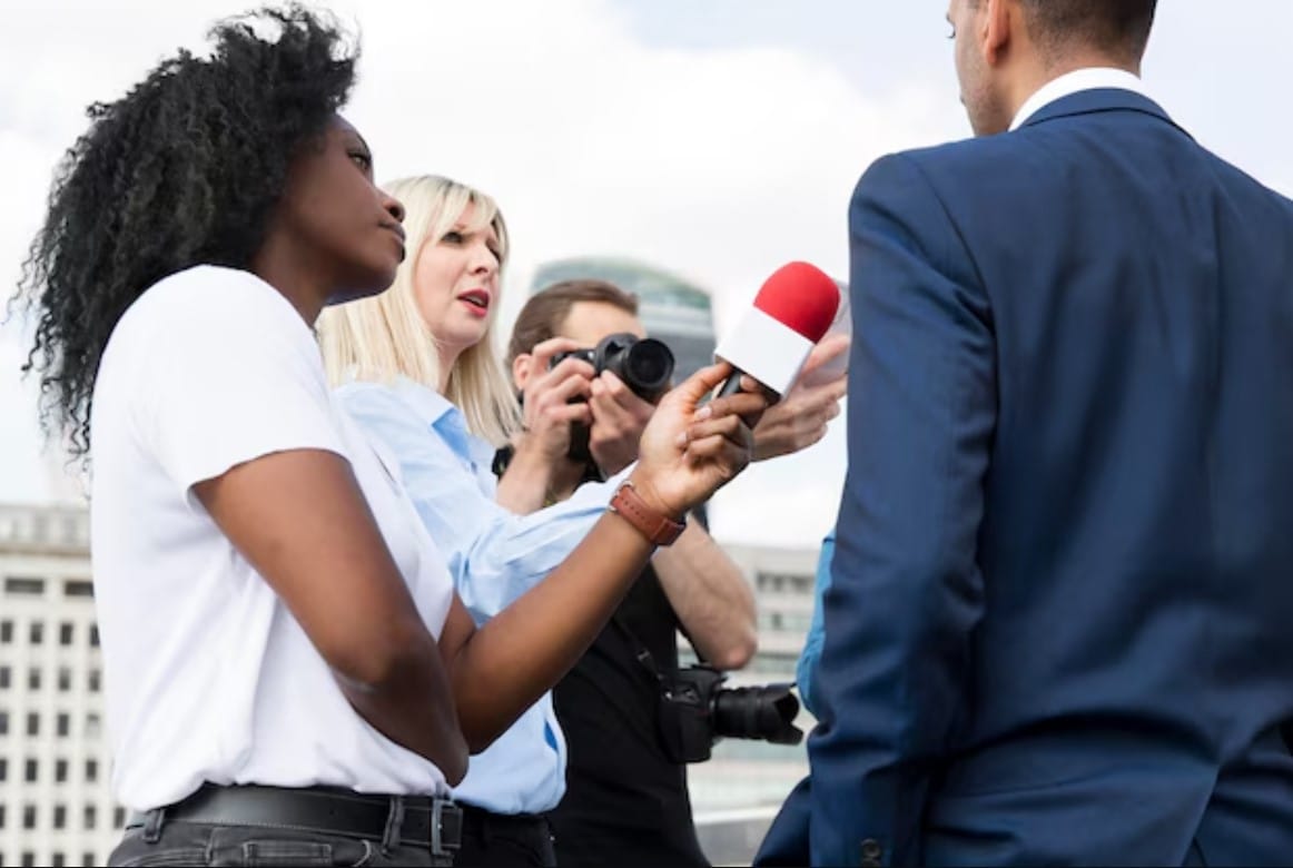 Top 10 assessorias de imprensa para o seu negócio Close no entrevistado com microfone fazendo declarações