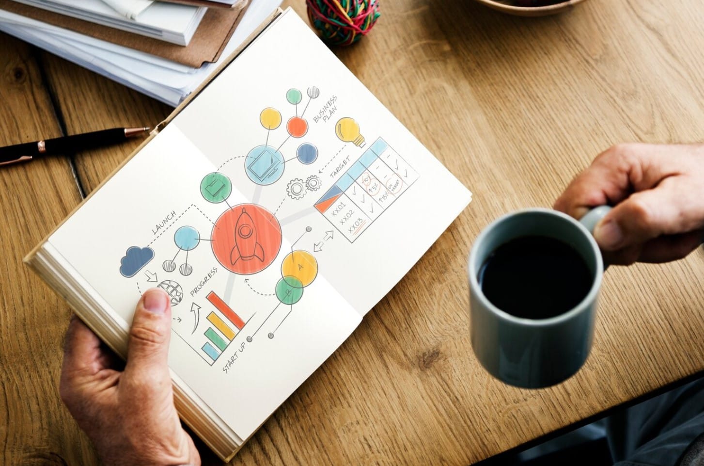 Dicas de planejamento estratégico de marketing para farmácias e drogarias Closeup, de, mãos, segurando, abertos, romance, e, xícara café